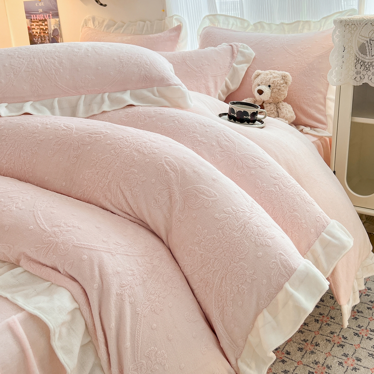 91家纺网 家纺一手货源 找家纺 安哆啦家纺 2025新款法式雕花牛奶绒花边四件套 花中蝶-粉