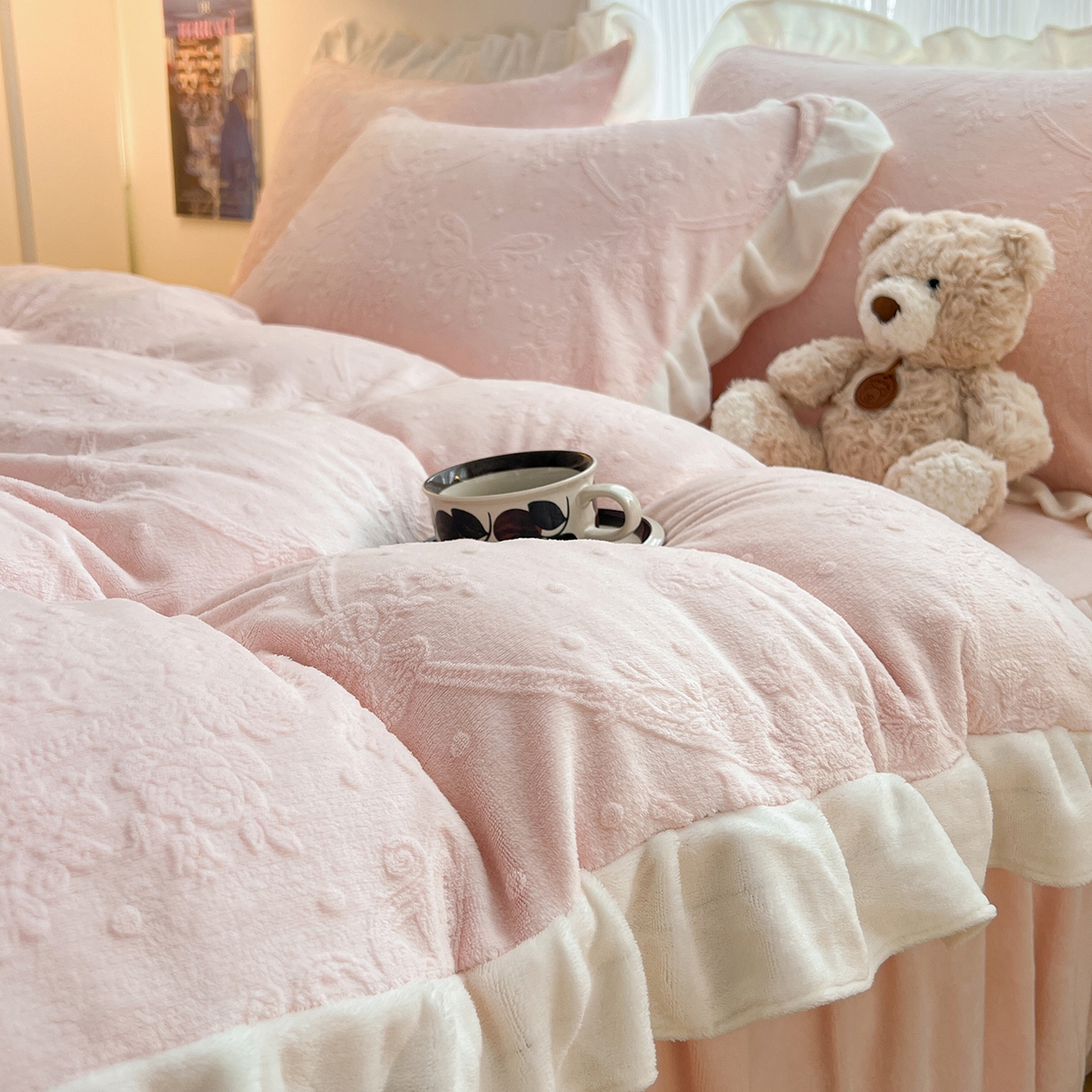 91家纺网 家纺一手货源 找家纺 安哆啦家纺 2025新款法式雕花牛奶绒花边四件套 花中蝶-粉