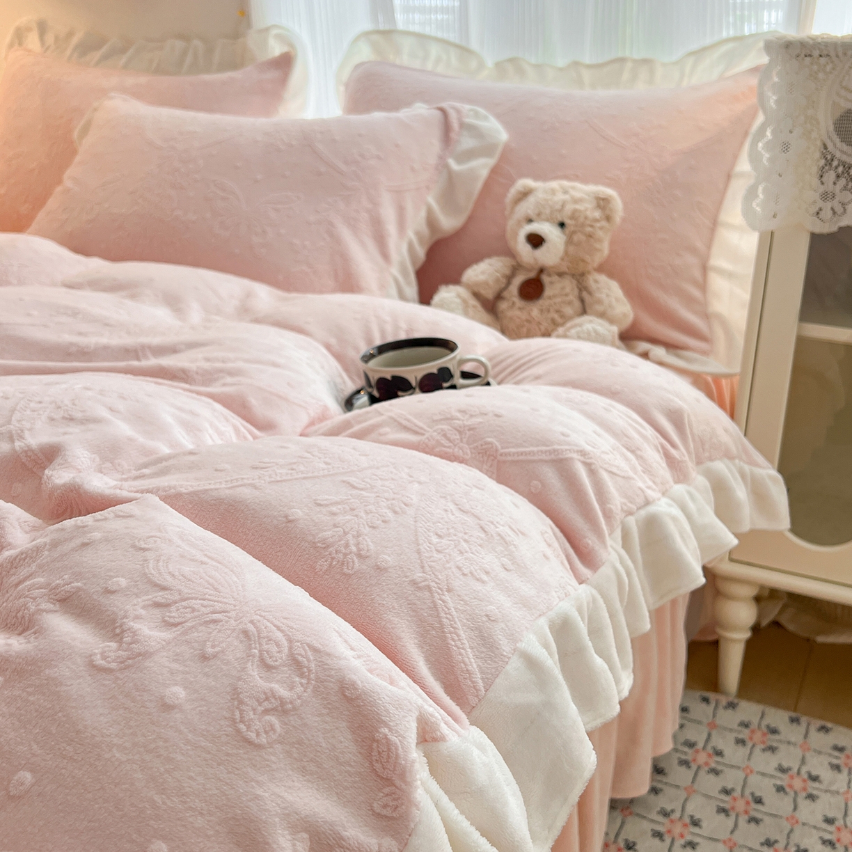 91家纺网 家纺一手货源 找家纺 安哆啦家纺 2025新款法式雕花牛奶绒花边四件套 花中蝶-粉