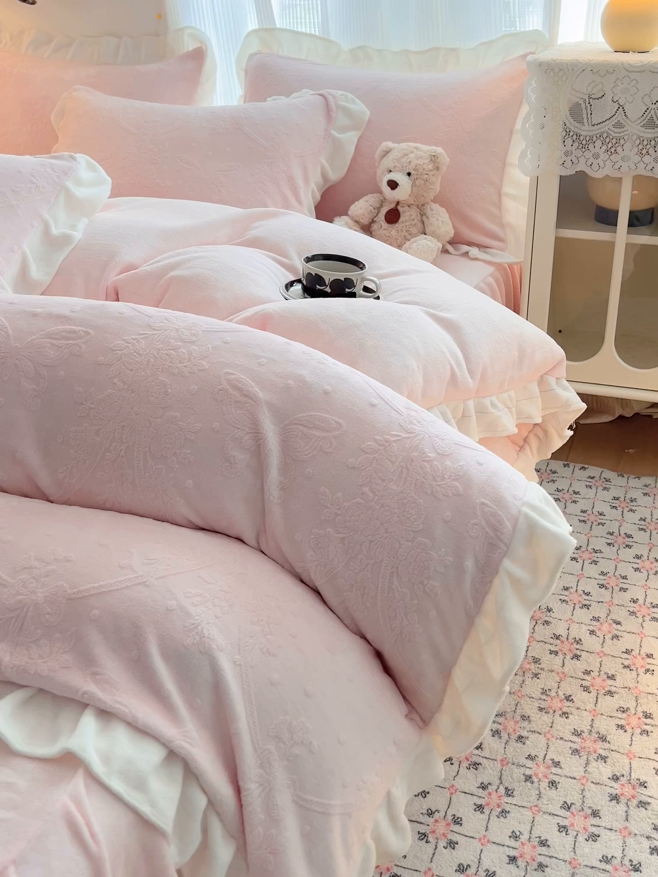 91家纺网 家纺一手货源 找家纺 安哆啦家纺 2025新款法式雕花牛奶绒花边四件套 花中蝶-粉