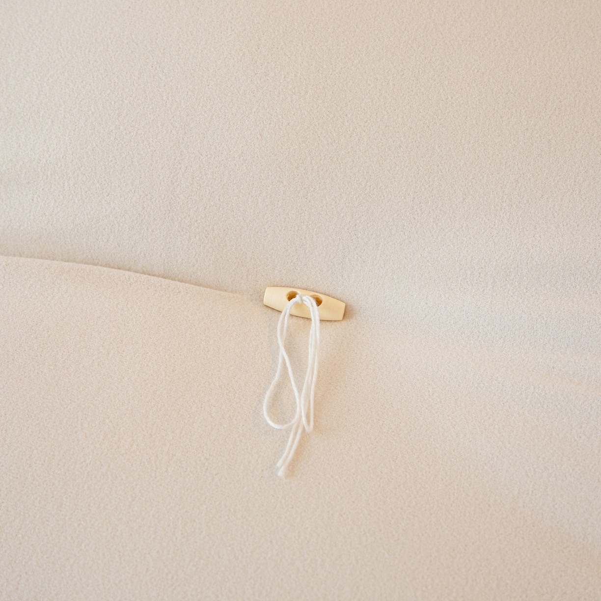 91家纺网 家纺一手货源 找家纺 沐沐家纺 2026新款人字纹床头靠背 米白