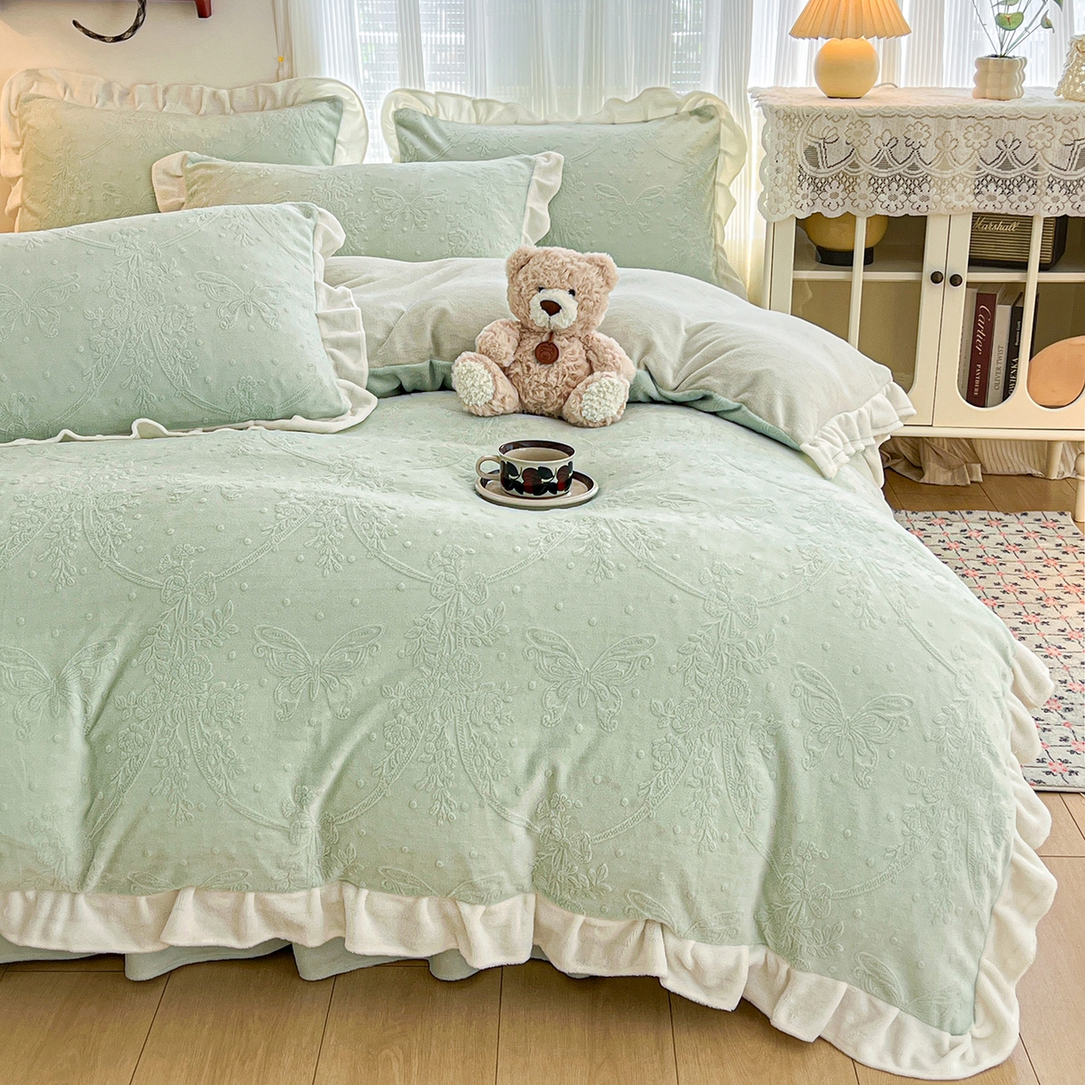 91家纺网 家纺一手货源 找家纺 安哆啦家纺 2025新款法式雕花牛奶绒花边四件套 花中蝶-绿