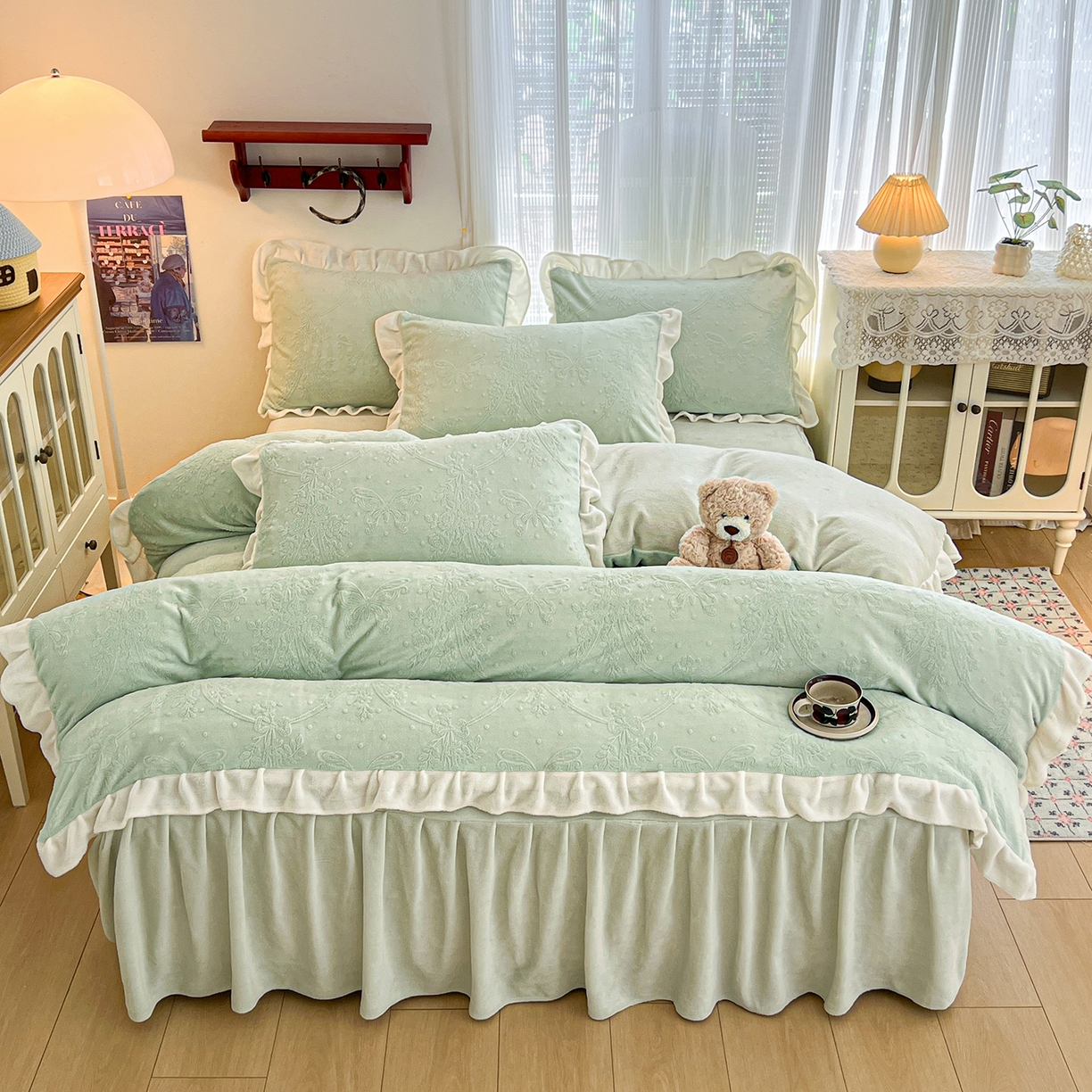 91家纺网 家纺一手货源 找家纺 安哆啦家纺 2025新款法式雕花牛奶绒花边四件套 花中蝶-绿