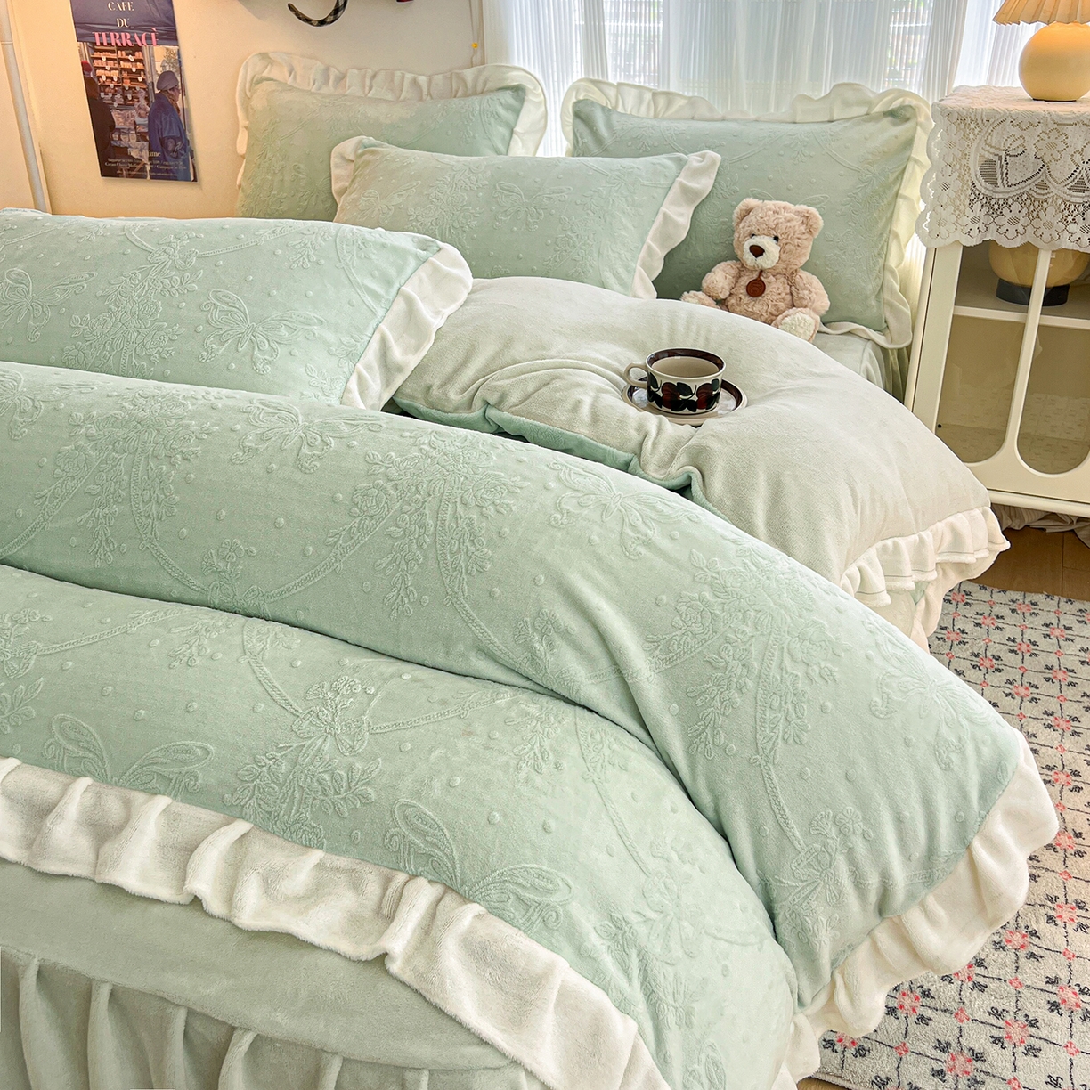 91家纺网 家纺一手货源 找家纺 安哆啦家纺 2025新款法式雕花牛奶绒花边四件套 花中蝶-绿