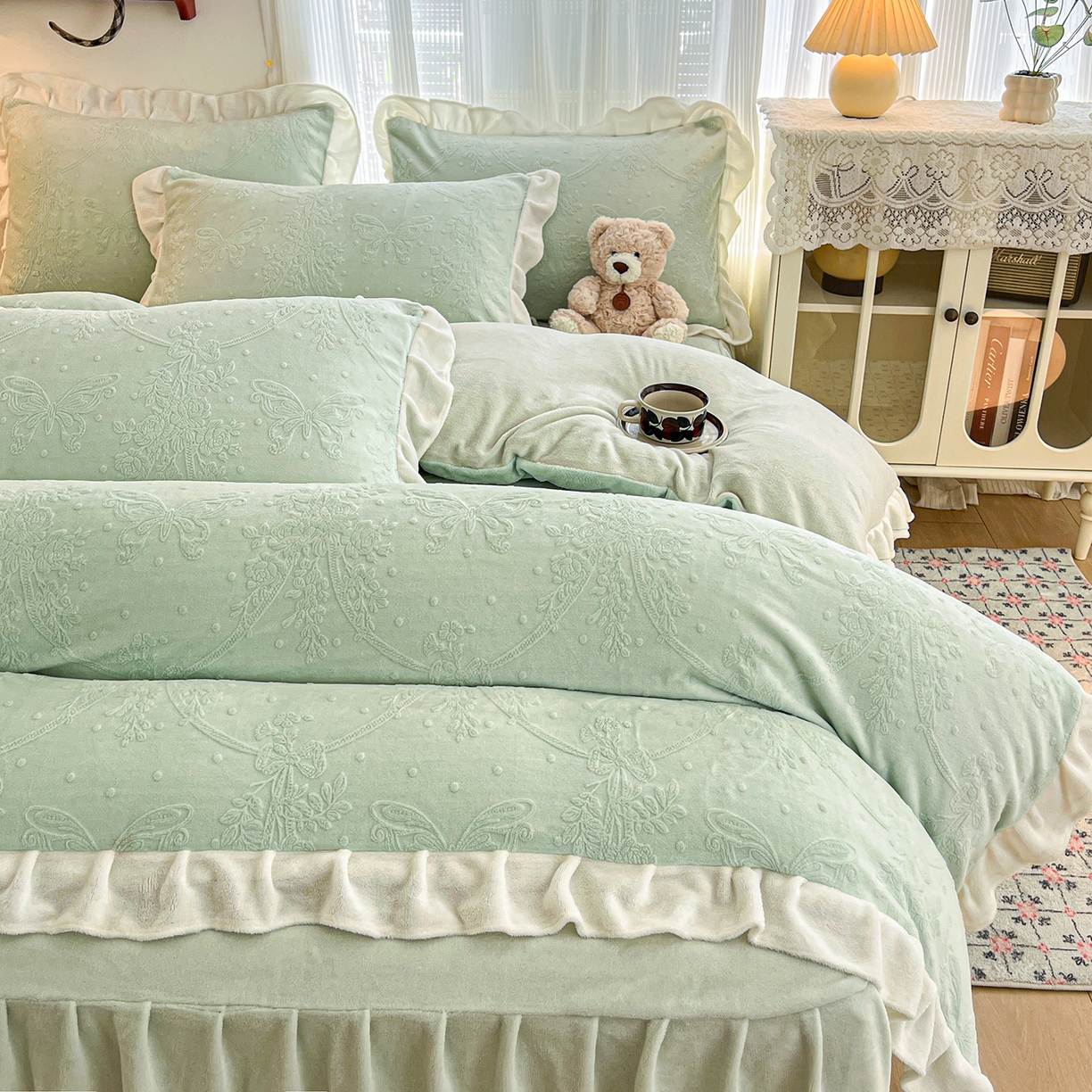 91家纺网 家纺一手货源 找家纺 安哆啦家纺 2025新款法式雕花牛奶绒花边四件套 花中蝶-绿