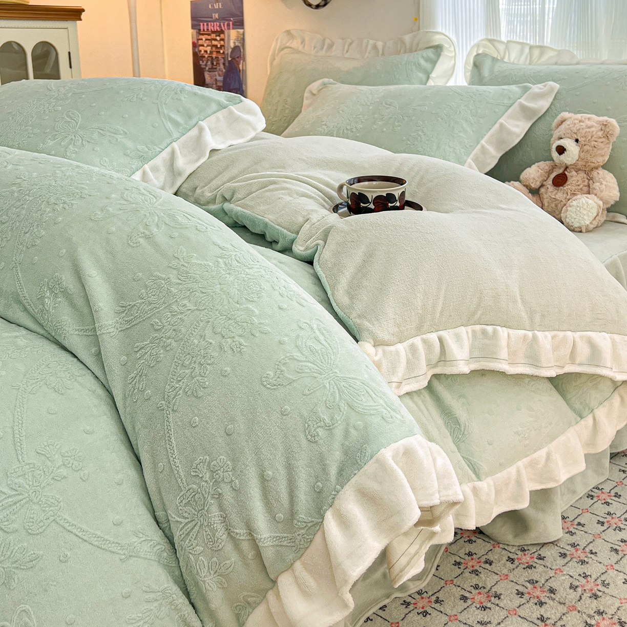 91家纺网 家纺一手货源 找家纺 安哆啦家纺 2025新款法式雕花牛奶绒花边四件套 花中蝶-绿