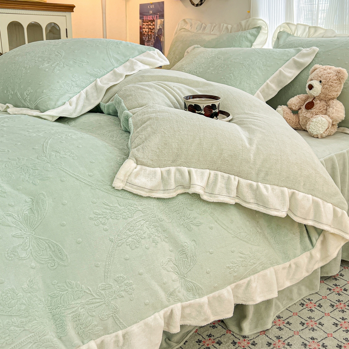 91家纺网 家纺一手货源 找家纺 安哆啦家纺 2025新款法式雕花牛奶绒花边四件套 花中蝶-绿