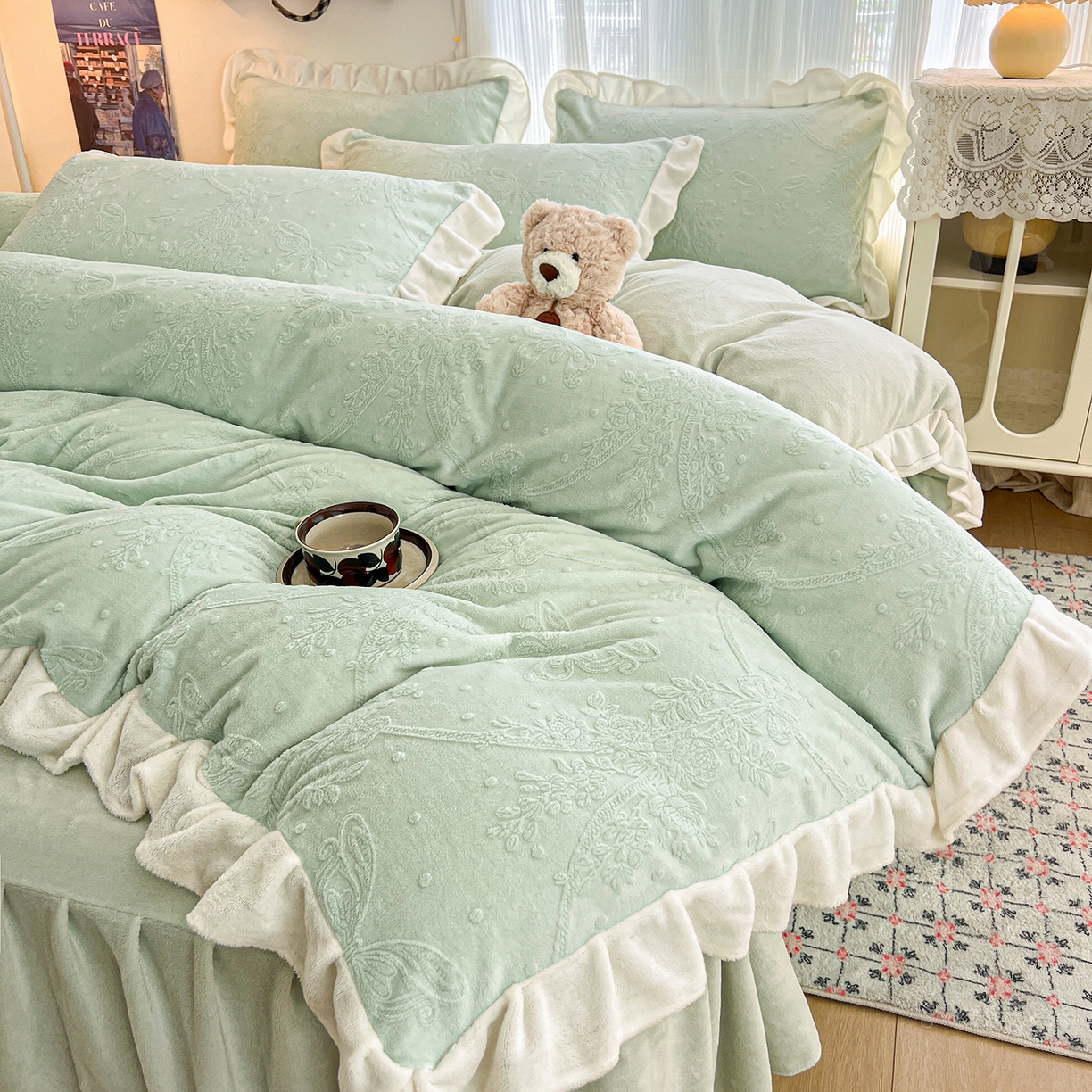 91家纺网 家纺一手货源 找家纺 安哆啦家纺 2025新款法式雕花牛奶绒花边四件套 花中蝶-绿