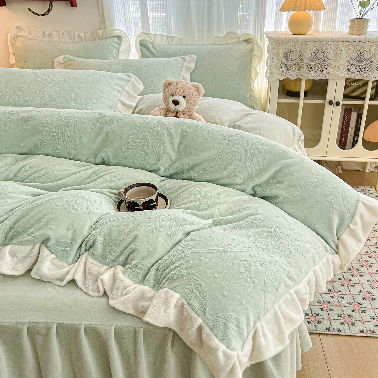 91家纺网 家纺一手货源 找家纺 安哆啦家纺 2025新款法式雕花牛奶绒花边四件套 花中蝶-绿