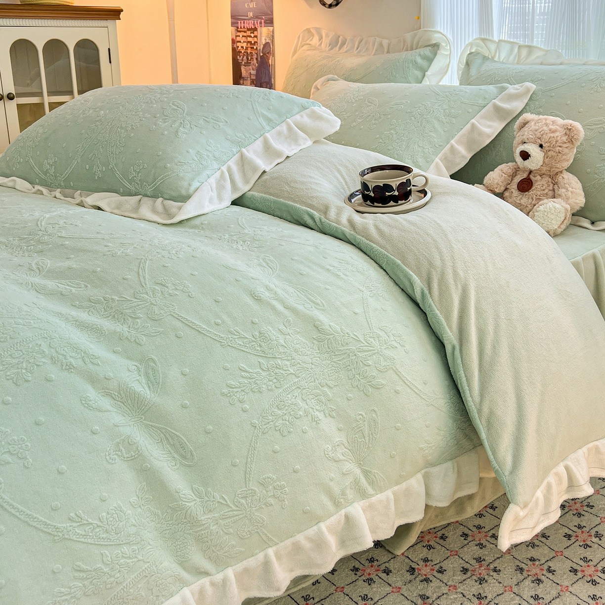 91家纺网 家纺一手货源 找家纺 安哆啦家纺 2025新款法式雕花牛奶绒花边四件套 花中蝶-绿