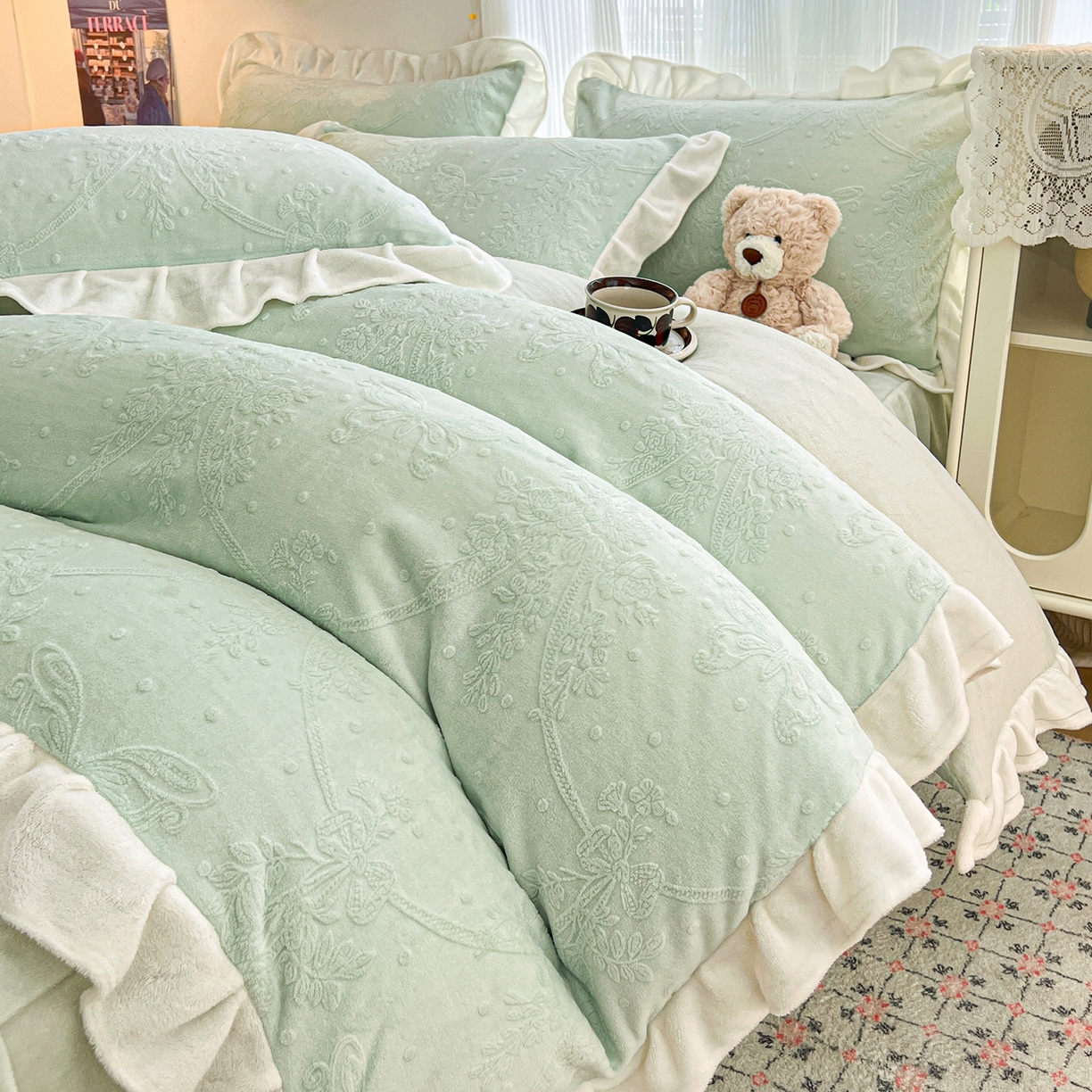 91家纺网 家纺一手货源 找家纺 安哆啦家纺 2025新款法式雕花牛奶绒花边四件套 花中蝶-绿