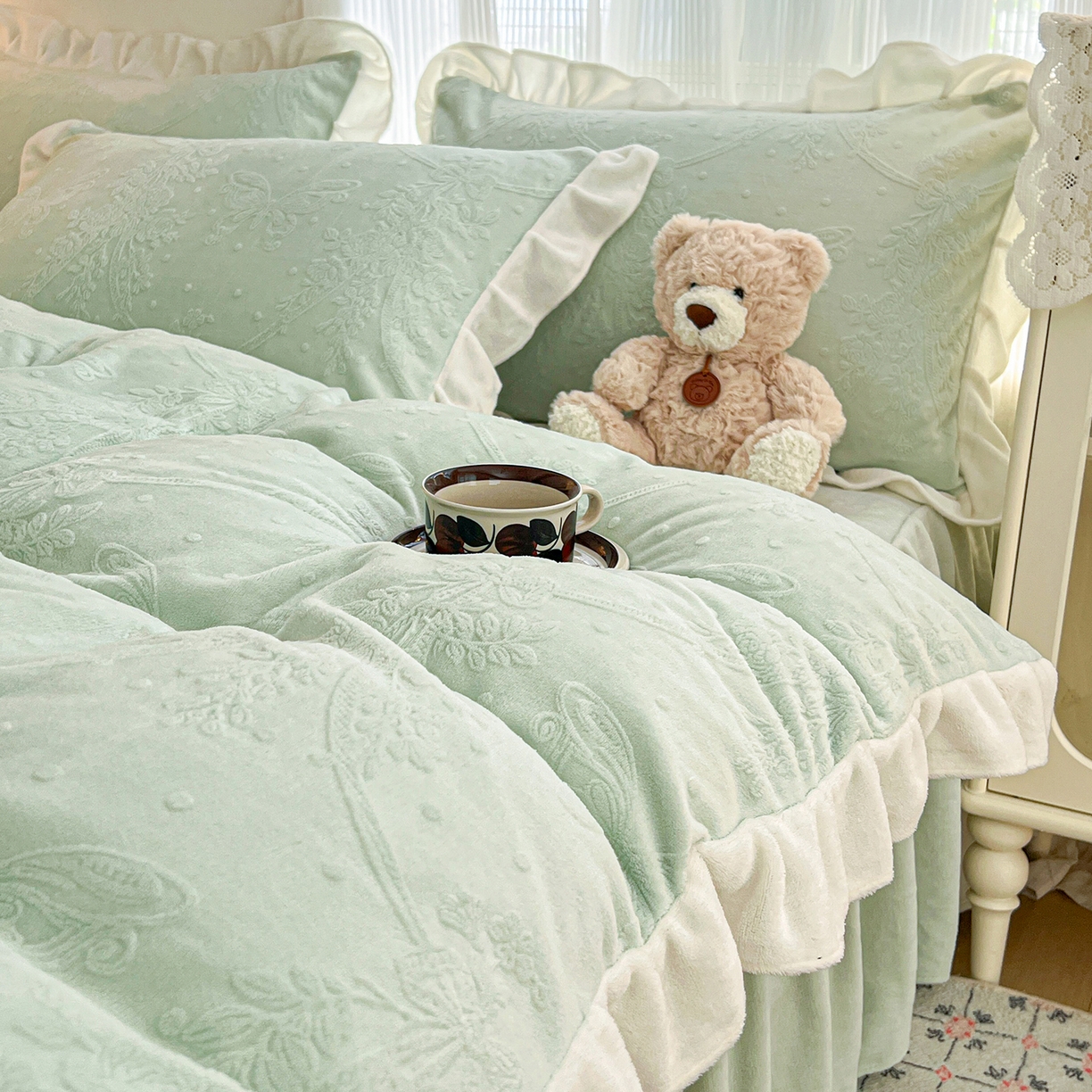 91家纺网 家纺一手货源 找家纺 安哆啦家纺 2025新款法式雕花牛奶绒花边四件套 花中蝶-绿