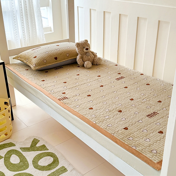 91家纺网 家纺一手货源 找家纺 丫丫家纺 2025新款牛奶绒床盖 爱心缪缪