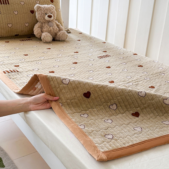 91家纺网 家纺一手货源 找家纺 丫丫家纺 2025新款牛奶绒床盖 爱心缪缪