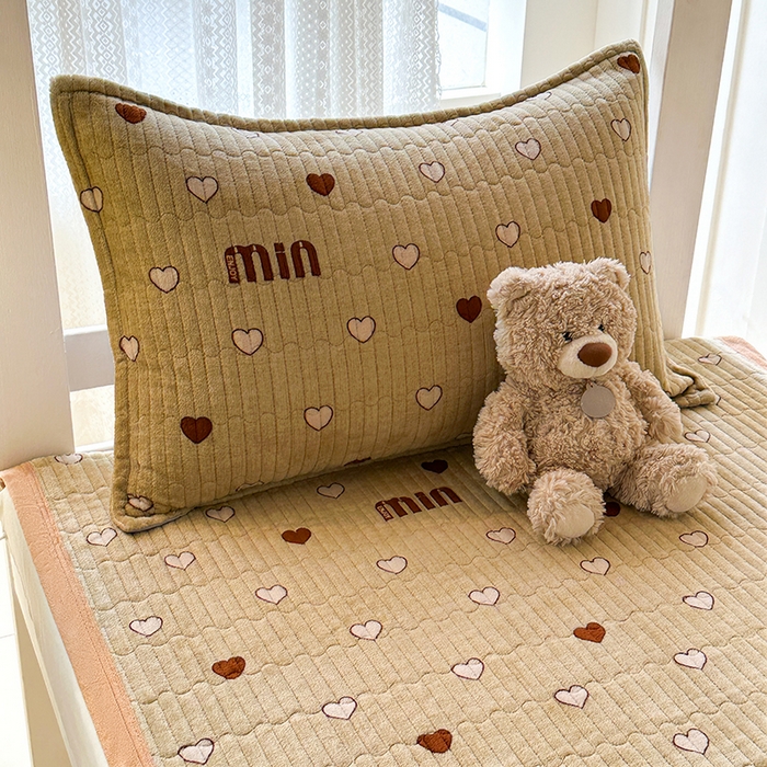 91家纺网 家纺一手货源 找家纺 丫丫家纺 2025新款牛奶绒床盖 爱心缪缪