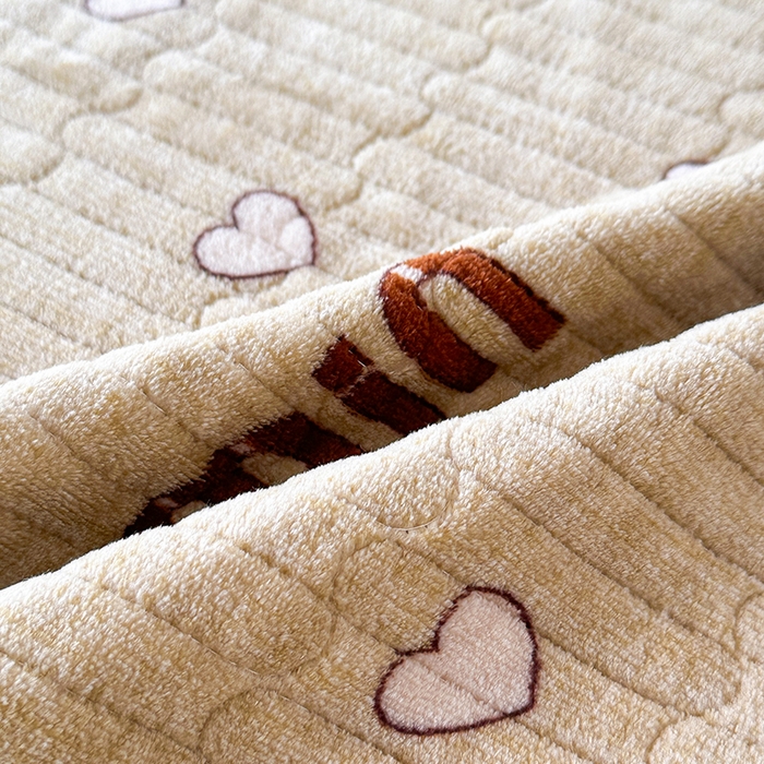 91家纺网 家纺一手货源 找家纺 丫丫家纺 2025新款牛奶绒床盖 爱心缪缪