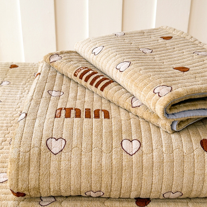 91家纺网 家纺一手货源 找家纺 丫丫家纺 2025新款牛奶绒床盖 爱心缪缪