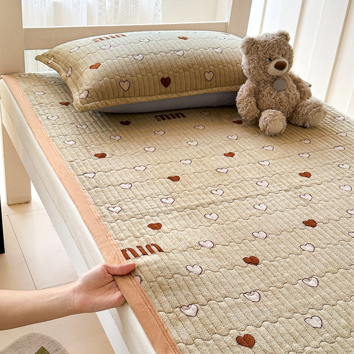 91家纺网 家纺一手货源 找家纺 丫丫家纺 2025新款牛奶绒床盖 爱心缪缪