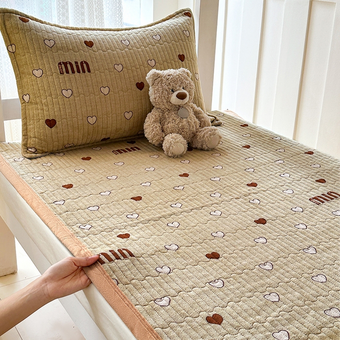 91家纺网 家纺一手货源 找家纺 丫丫家纺 2025新款牛奶绒床盖 爱心缪缪