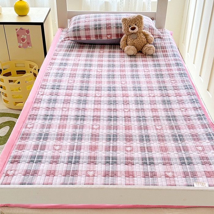 91家纺网 家纺一手货源 找家纺 丫丫家纺 2025新款牛奶绒床盖 粉格