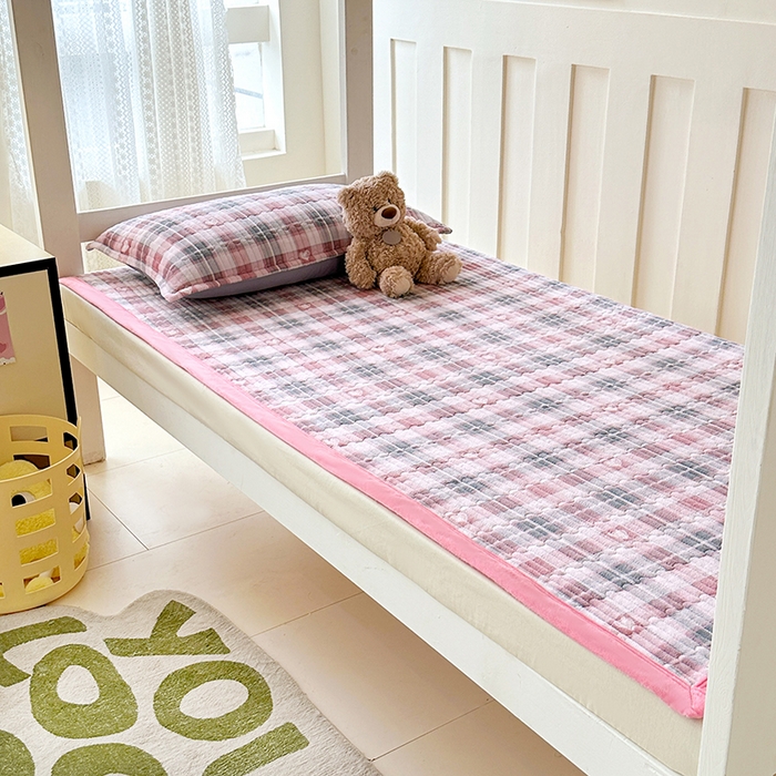 91家纺网 家纺一手货源 找家纺 丫丫家纺 2025新款牛奶绒床盖 粉格