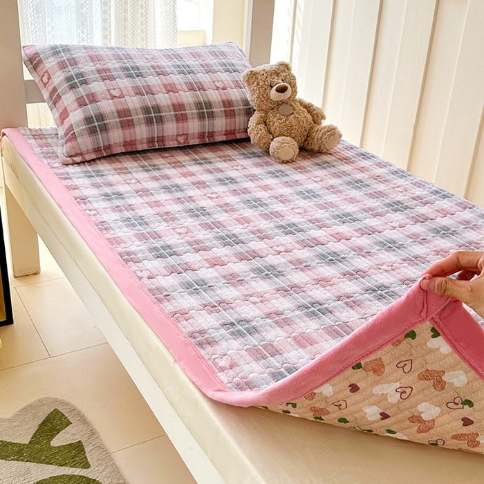 91家纺网 家纺一手货源 找家纺 丫丫家纺 2025新款牛奶绒床盖 粉格