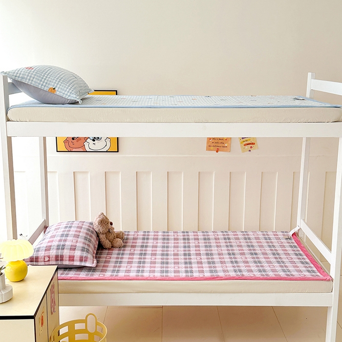 91家纺网 家纺一手货源 找家纺 丫丫家纺 2025新款牛奶绒床盖 粉格