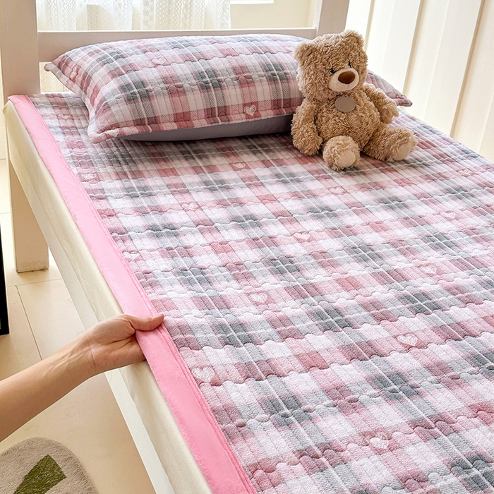 91家纺网 家纺一手货源 找家纺 丫丫家纺 2025新款牛奶绒床盖 粉格