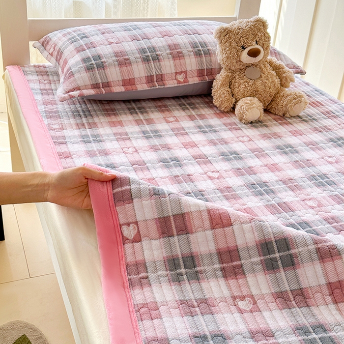 91家纺网 家纺一手货源 找家纺 丫丫家纺 2025新款牛奶绒床盖 粉格