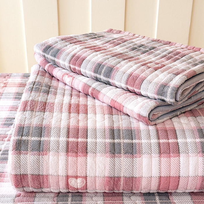 91家纺网 家纺一手货源 找家纺 丫丫家纺 2025新款牛奶绒床盖 粉格