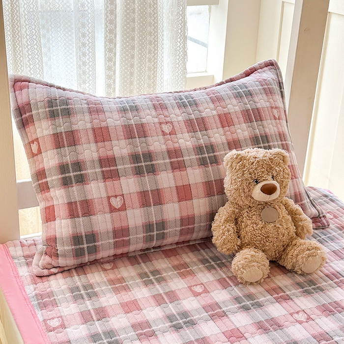 91家纺网 家纺一手货源 找家纺 丫丫家纺 2025新款牛奶绒床盖 粉格