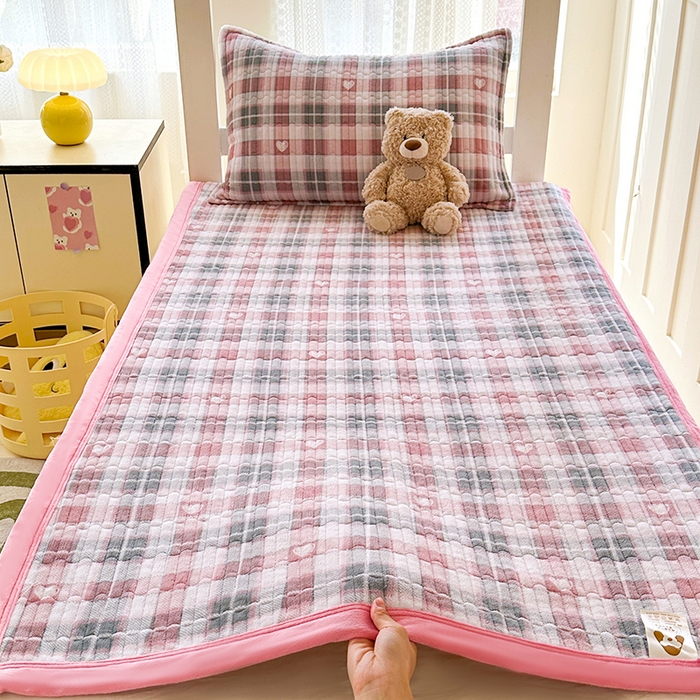 91家纺网 家纺一手货源 找家纺 丫丫家纺 2025新款牛奶绒床盖 粉格