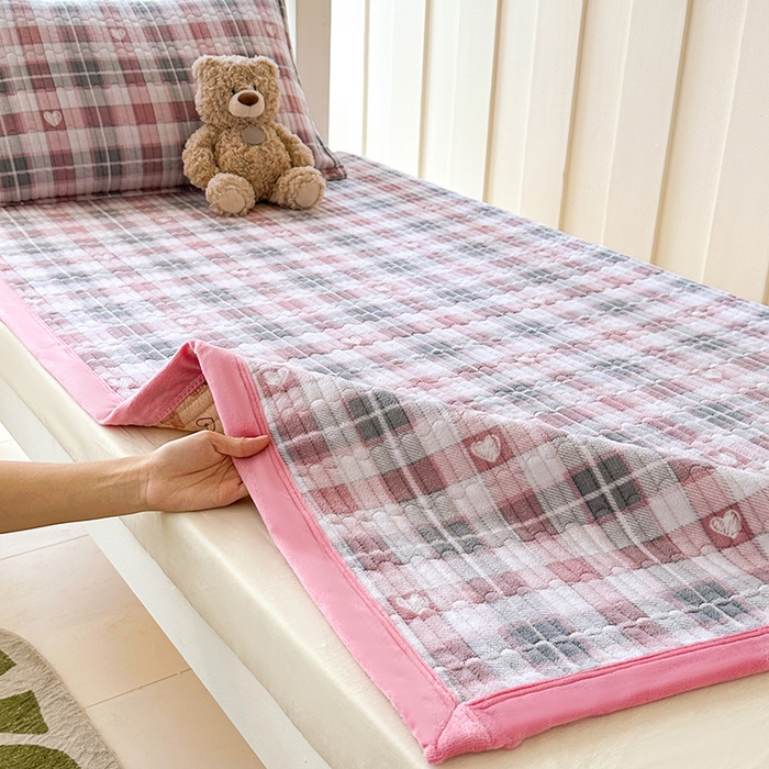 91家纺网 家纺一手货源 找家纺 丫丫家纺 2025新款牛奶绒床盖 粉格