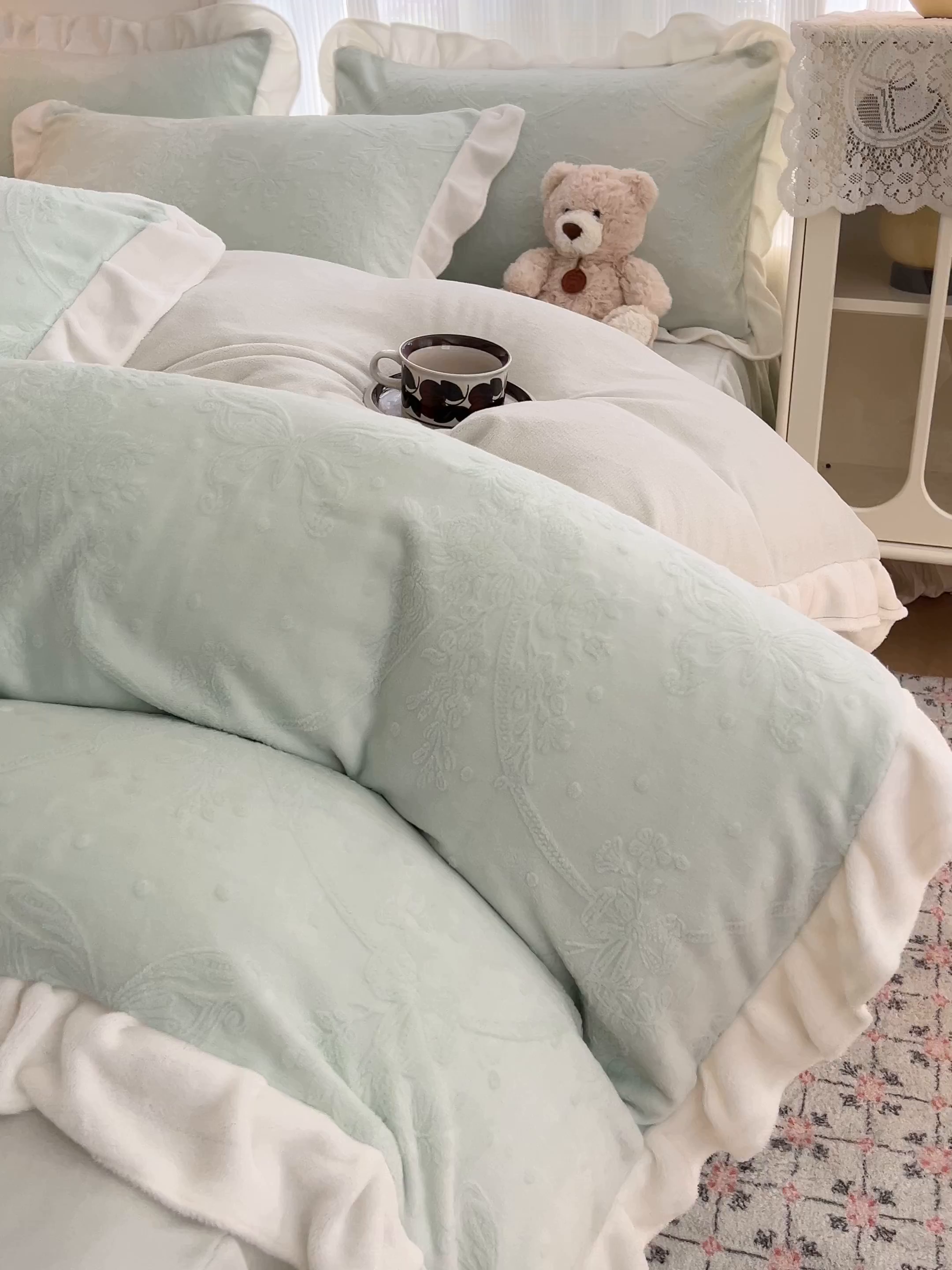 91家纺网 家纺一手货源 找家纺 安哆啦家纺 2025新款法式雕花牛奶绒花边四件套 花中蝶-绿