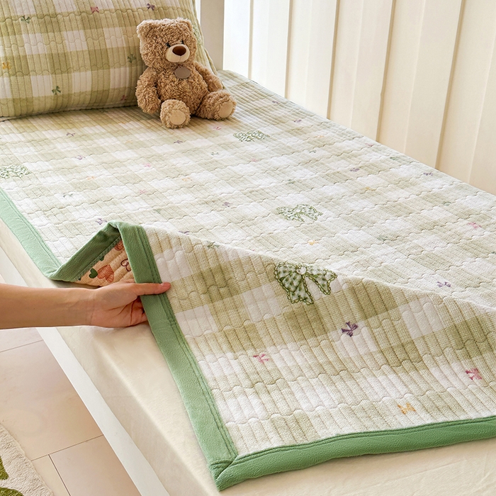 91家纺网 家纺一手货源 找家纺 丫丫家纺 2025新款牛奶绒床盖 福蝶结绿