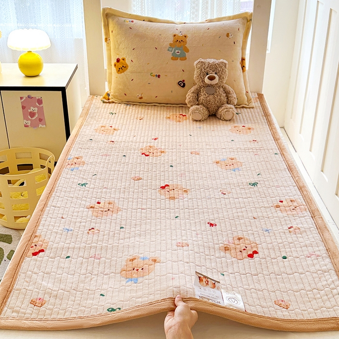 91家纺网 家纺一手货源 找家纺 丫丫家纺 2025新款牛奶绒床盖 黄油小熊