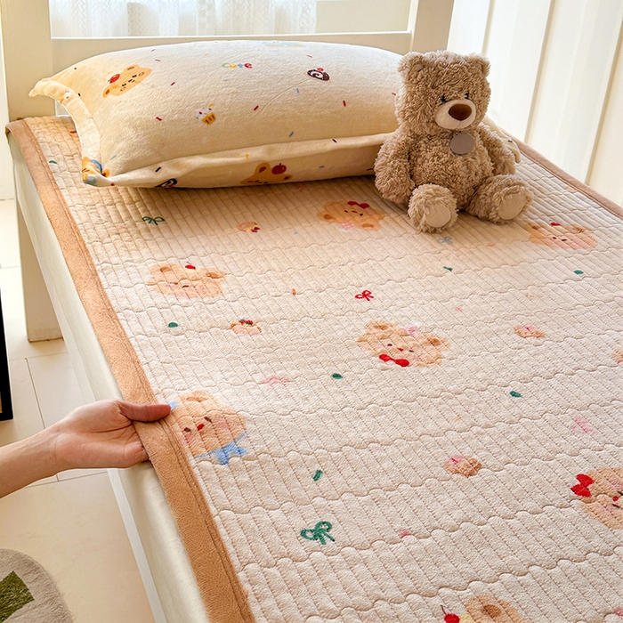 91家纺网 家纺一手货源 找家纺 丫丫家纺 2025新款牛奶绒床盖 黄油小熊