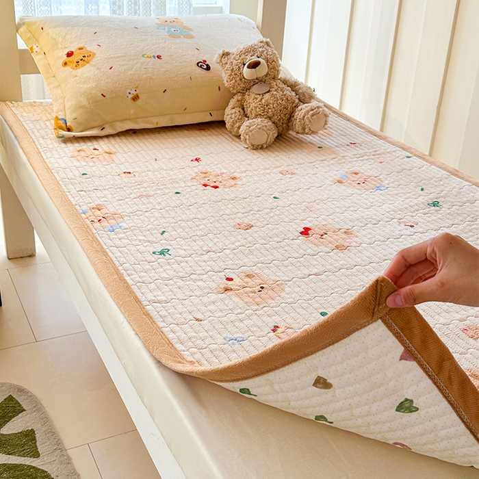 91家纺网 家纺一手货源 找家纺 丫丫家纺 2025新款牛奶绒床盖 黄油小熊