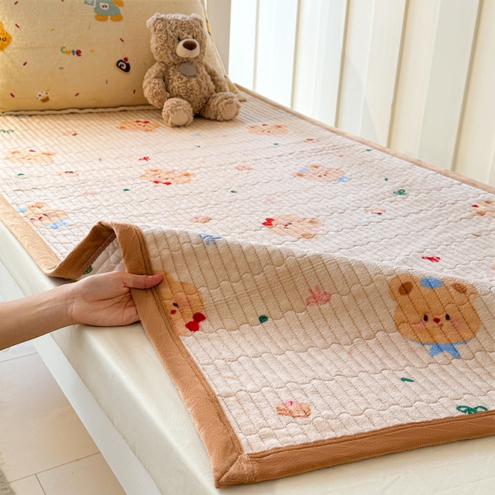 91家纺网 家纺一手货源 找家纺 丫丫家纺 2025新款牛奶绒床盖 黄油小熊