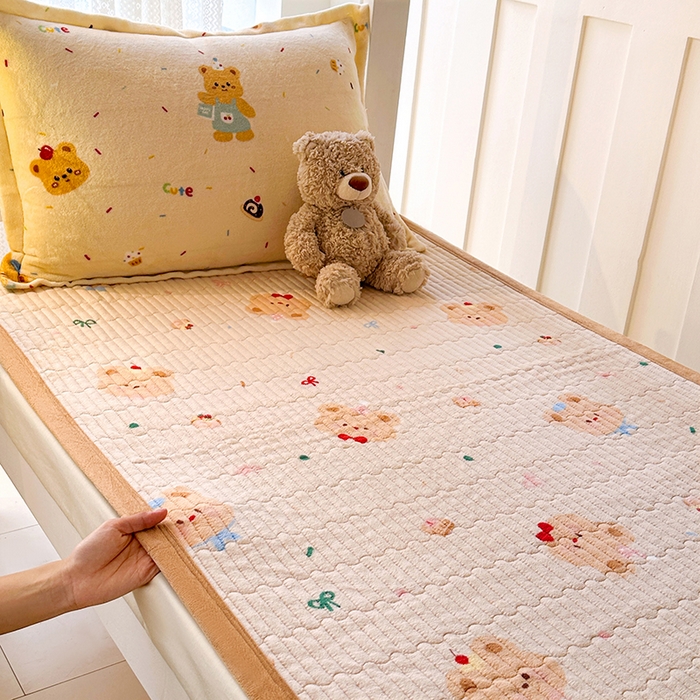 91家纺网 家纺一手货源 找家纺 丫丫家纺 2025新款牛奶绒床盖 黄油小熊