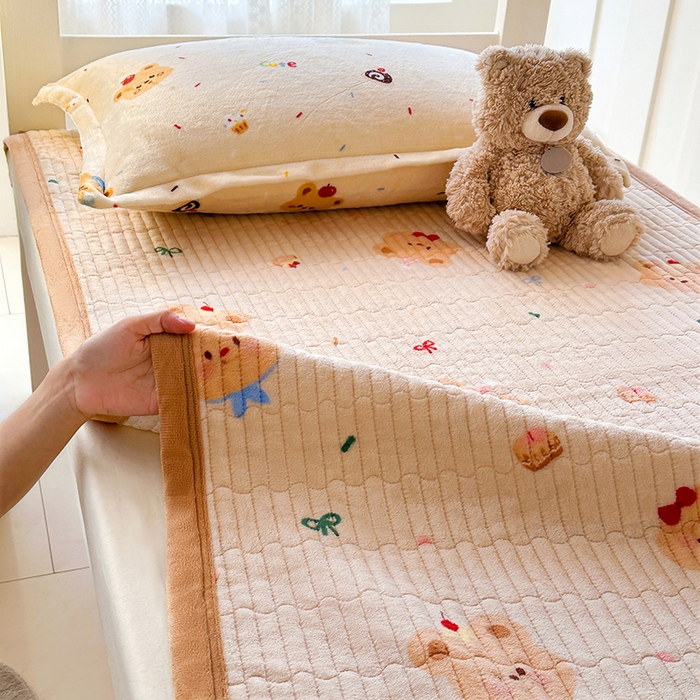 91家纺网 家纺一手货源 找家纺 丫丫家纺 2025新款牛奶绒床盖 黄油小熊