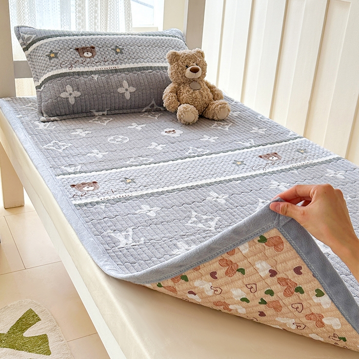 91家纺网 家纺一手货源 找家纺 丫丫家纺 2025新款牛奶绒床盖 灰灰熊