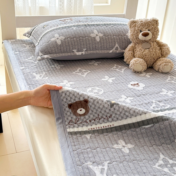 91家纺网 家纺一手货源 找家纺 丫丫家纺 2025新款牛奶绒床盖 灰灰熊