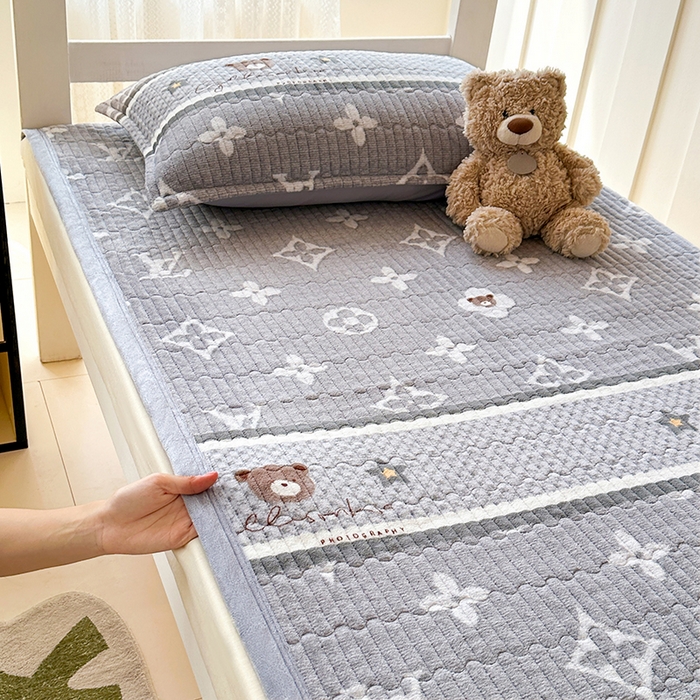 91家纺网 家纺一手货源 找家纺 丫丫家纺 2025新款牛奶绒床盖 灰灰熊