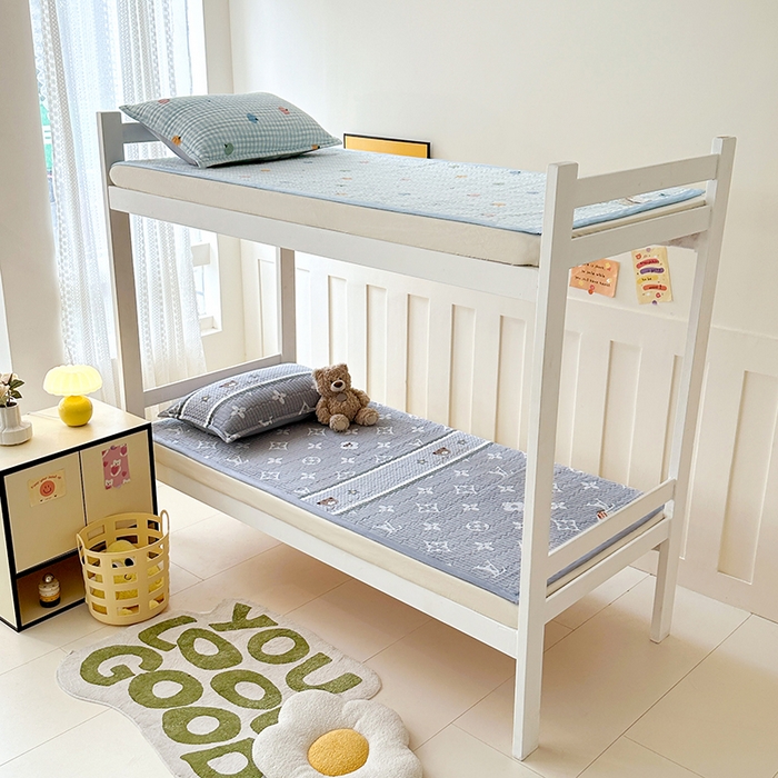 91家纺网 家纺一手货源 找家纺 丫丫家纺 2025新款牛奶绒床盖 灰灰熊