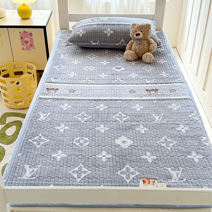 91家纺网 家纺一手货源 找家纺 丫丫家纺 2025新款牛奶绒床盖 灰灰熊