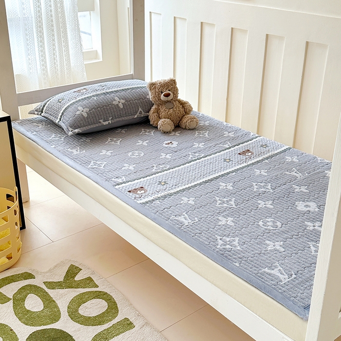 91家纺网 家纺一手货源 找家纺 丫丫家纺 2025新款牛奶绒床盖 灰灰熊