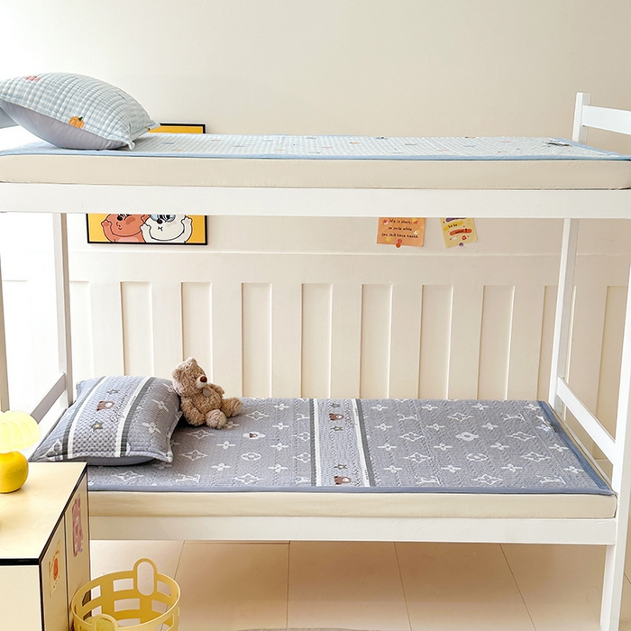 91家纺网 家纺一手货源 找家纺 丫丫家纺 2025新款牛奶绒床盖 灰灰熊