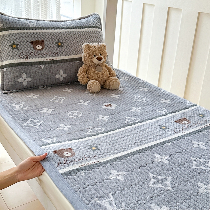 91家纺网 家纺一手货源 找家纺 丫丫家纺 2025新款牛奶绒床盖 灰灰熊