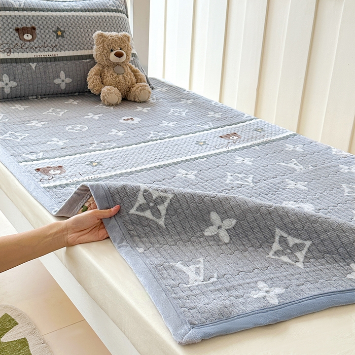 91家纺网 家纺一手货源 找家纺 丫丫家纺 2025新款牛奶绒床盖 灰灰熊